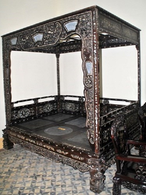 Ông Nguyễn Minh Hùng (phường 7, TP Bạc Liêu, tỉnh Bạc Liêu) sở hữu chiếc giường 7 tỷ trước đây thuộc về Công tử Bạc Liêu Trần Trinh Huy. Ảnh: Zing.