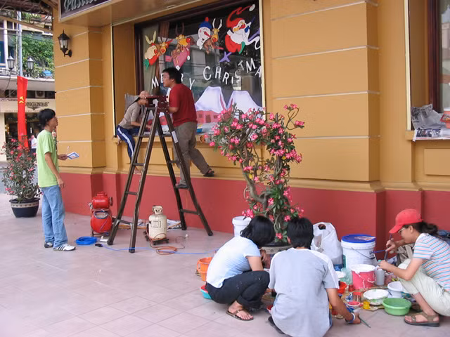 Nếu trang trí đơn giản gồm cây thông Noel và phụ kiện thì 200.000 đồng. Nếu trang trí theo yêu cầu và ở những không gian lớn như công ty, trung tâm thương mại thì giá lên tới vài triệu đồng. Ảnh: Trang trí Phương tín.