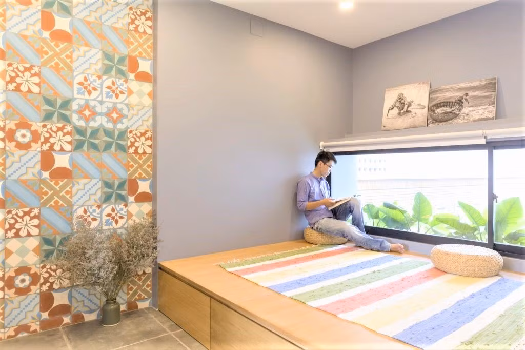 Nội thất thông minh kết hợp gạch bông với những mảng màu sinh động tạo điểm nhấn cho phòng ngủ.