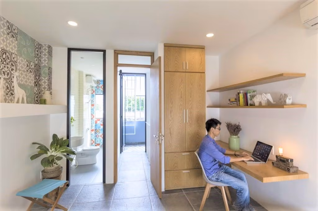 Chú trọng đến sự thoải mái trong sinh hoạt, nghỉ ngơi nên các vật dụng chỉ đơn giản vừa đủ.