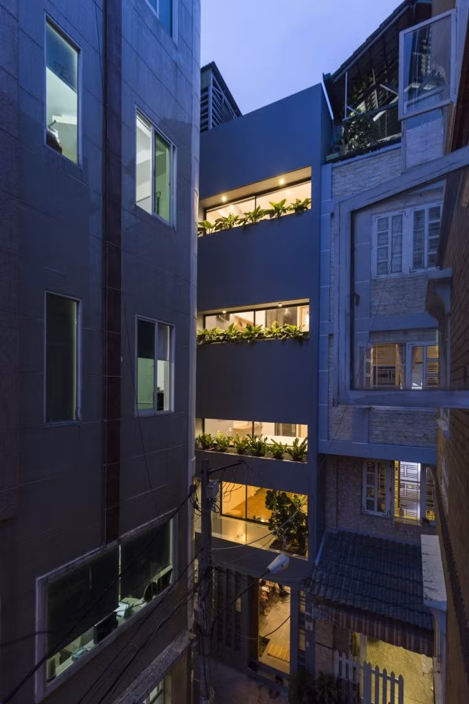 Ban công cũ như được khoác áo mới, thoáng đãng hơn mà không làm mất đi sự riêng tư.