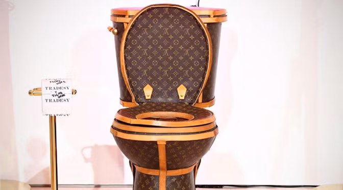 Toàn bộ bồn cầu được bọc da họa tiết Louis Vuitton. Ảnh: Mikeshots.