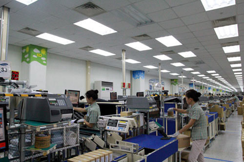 Năng lực sản xuất của nhà máy bình quân mỗi tháng đạt 8,3 triệu chiếc điện thoại di động, 5,5 triệu chiếc camera, 6 triệu mobile phone case, 600.0000 máy hút bụi, 5 triệu LCD, 17 triệu pin điện thoại… Ảnh: Baobacninh.