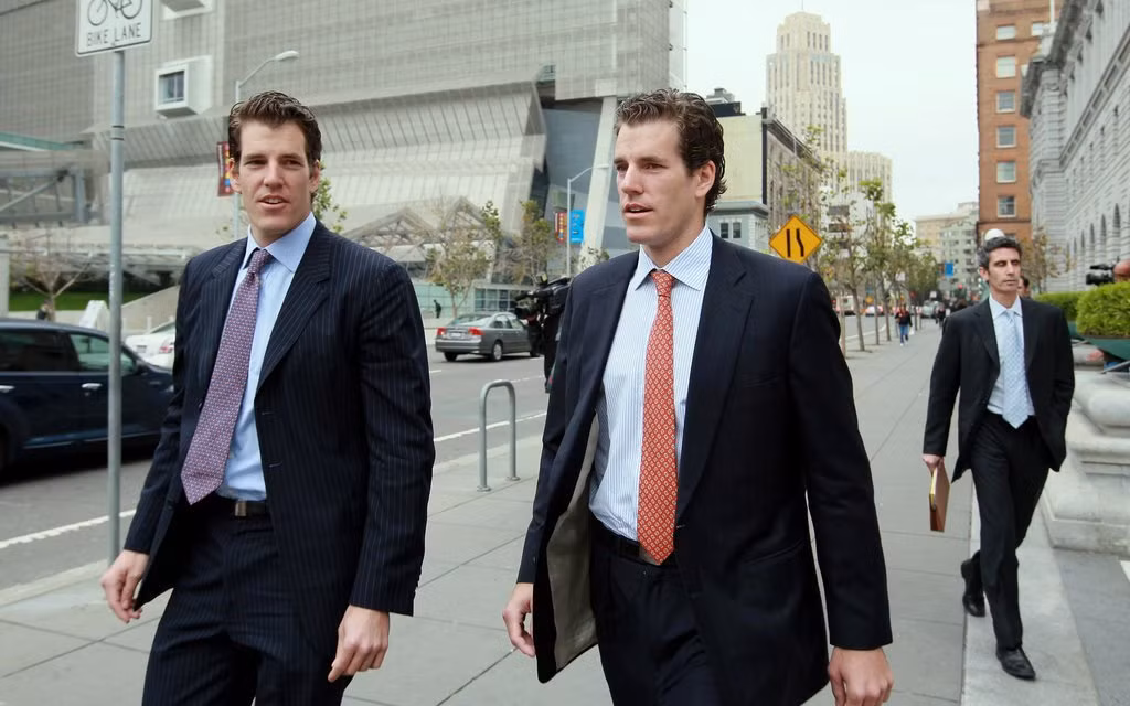 Hai anh em sinh đôi Cameron và Tyler Winklevoss đã đầu tư 11 triệu USD vào Bitcoin năm 2013. Khi Bitcoin chạm đỉnh 11.700 USD, tài sản hai anh em vượt 1 tỷ USD. Ảnh: The New York Times.
