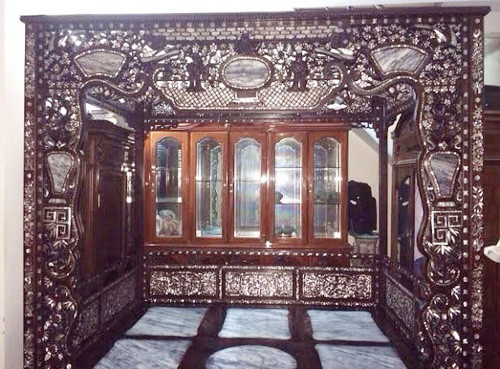 Chiếc giường được đóng theo lối giả cổ, mặt giường lát đá hoa cương nguyên khối, có giá trên chục nghìn USD. Ảnh: Vietnamnet.