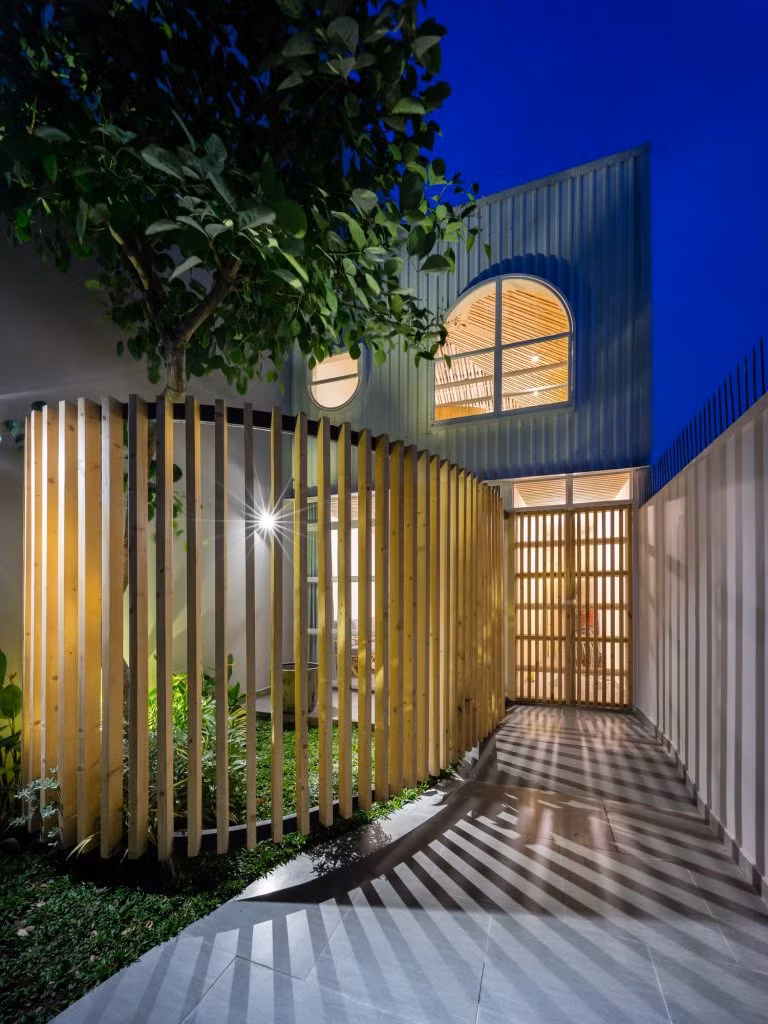 Và huyền ảo hơn dưới đèn điện vào tối.