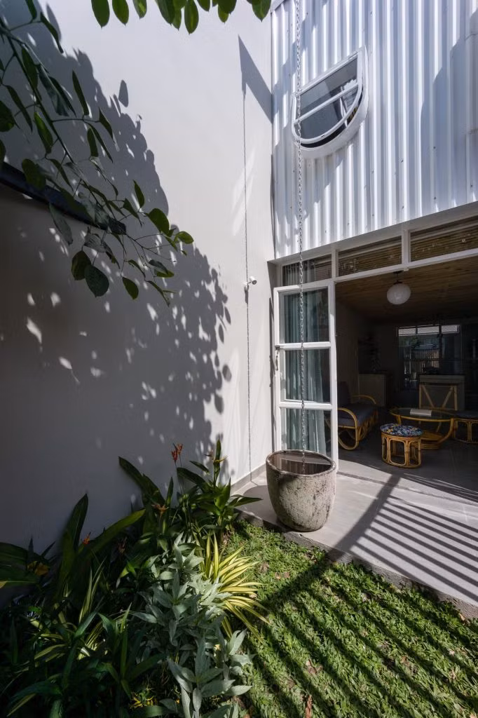 Diện tích đất không quá rộng nhưng gia chủ vẫn khéo léo thiết kế một khoảng sân vườn nhỏ trước nhà.