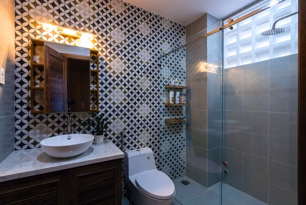 Phòng tắm sang trọng với gạch ốp hoa văn. Nguồn ảnh: Quang Trần/Handhome.