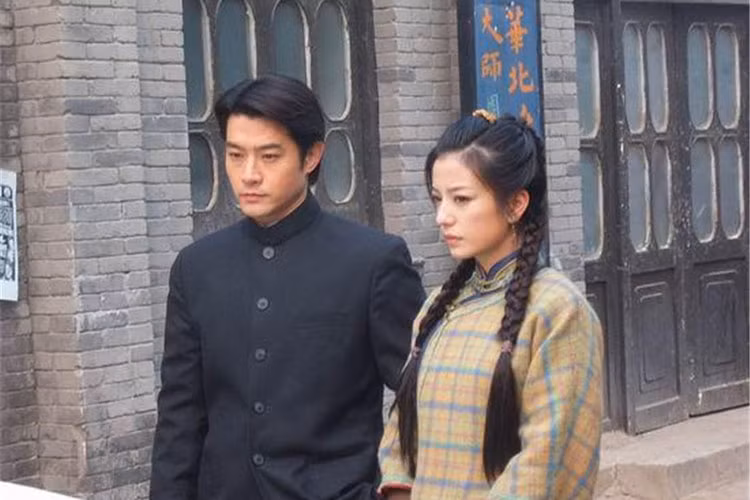 5. Kinh hoa yên vân (2005): Được chuyển thể từ tiểu thuyết cùng tên của nhà văn Lâm Ngữ Đường, Kinh hoa yên vân kể về cuộc đời của Diêu Mộc Lan (Triệu Vy), một nữ nhân tài sắc nổi tiếng ở Bắc Kinh, gắn với bối cảnh biến động ở Trung Quốc đầu thế kỷ 20 với các phong trào đấu tranh xã hội. Kinh hoa yên vân được xem là một trong những phim truyền hình hay nhất Trung Quốc năm 2005.