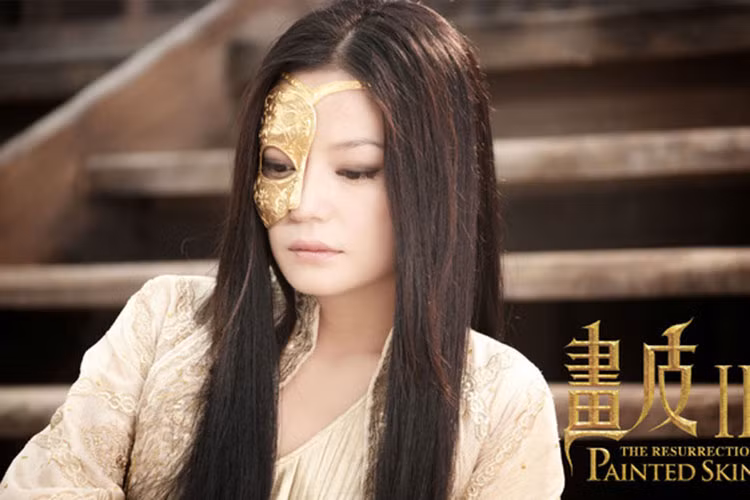 6. Hai phần phim Họa bì (2008 và 2012): Họa bì là tác phẩm điện ảnh ma mị dựa trên một câu chuyện trong Liêu trai chí dị của Bồ Tùng Linh, bộ tiểu thuyết cổ điển nổi tiếng của Trung Quốc. Đây là bộ phim đánh dấu sự xuất hiện chung của bộ ba ngôi sao hàng đầu điện ảnh Trung Quốc: Triệu Vy, Châu Tấn, Trần Khôn. Nhân vật của cả ba cũng vướng vào tình tay ba phức tạp. Diễn viên Triệu Vy vào vai Bội Dung, vợ của Vương Sinh (Trần Khôn), còn Châu Tấn vào vai Tiểu Duy, một hồ ly tinh xinh đẹp được Vương Sinh cứu thoát và chen vào giữa cuộc hôn nhân của họ.