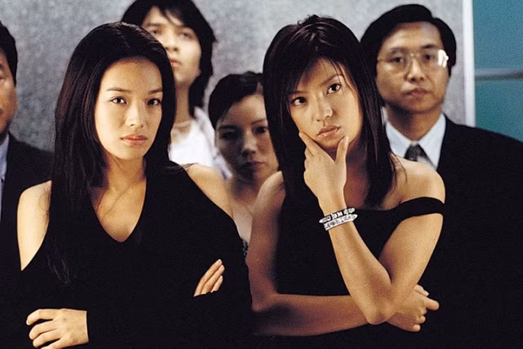 4. Tịch dương thiên sứ (So Close, 2002): Tịch dương thiên sứ là phim hành động võ thuật với ba vai nữ chính đầy quyến rũ do Thư Kỳ, Triệu Vy và Mạc Văn Úy đảm nhận. Tên phim (So Close) lấy cảm hứng từ ca khúc Close to You của The Carpenters, bài hát được sử dụng trong phim. Triệu Vy vào vai Ái Quần, em gái của Ái Lâm (Thư Kỳ) đóng. Họ là một cặp sát thủ kiêm tin tặc và chuyên gia tình báo. Vì hiểu lầm và sự ganh đua của Ái Quần, hai chị em xích mích, tạo nên một bi kịch không lường trước được.
