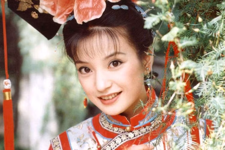 1. Hoàn Châu Cách Cách (1997): Hoàn Châu Cách Cách phiên bản có Triệu Vy là cách nói quen thuộc của khán giả khi nhắc về bộ phim truyền hình của nữ sĩ Quỳnh Dao năm 1997. Tiểu Yến Tử - vai diễn nhí nhảnh, hồn nhiên nhưng luôn gây ra không ít rắc rối - như được đo ni đóng giày cho Triệu Vy. Năm nay, Hoàn Châu Cách Cách đã tròn 20 năm từ khi ra đời nhưng vẫn là một điểm sáng chói trong sự nghiệp của Triệu Vy.