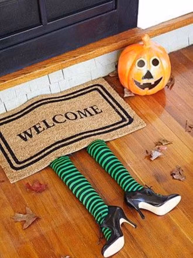 Đôi chân lìa người ngay cửa vào đủ sởn gai ốc cho bất kỳ ai. Nguồn ảnh: Housebeautiful.