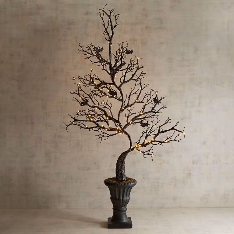 Thay những chậu cây xanh bằng cây đen, khẳng khiu cho không gian thêm phần huyền bí.