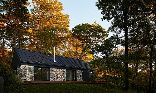 Nằm trên đỉnh núi Hudson Valley, (Mỹ), căn nhà cấp 4 xây bằng đá thuộc sở hữu của một đôi vợ chồng trẻ, phục vụ cho kỳ nghỉ cuối tuần.