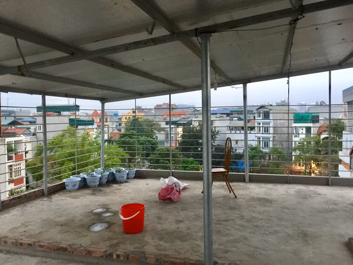 Thấy sân thượng rộng 40m2 mà để không hơi lãng phí nên chàng trai nảy ra ý tưởng trồng rau sạch.