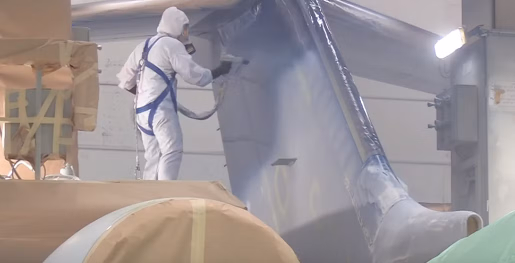 Mọi công đoạn đều yêu cầu độ chính xác cao và tỉ mỉ. Ảnh: Youtube.