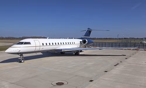 Choang ngop may bay dat kim cuong dau tien tren the gioi