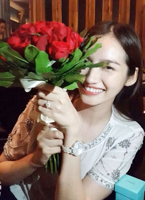 Nhẫn đính hôn bằng kim cương đắt giá được Trúc Diễm khoe trên trang cá nhân. Ảnh: Dân Việt.