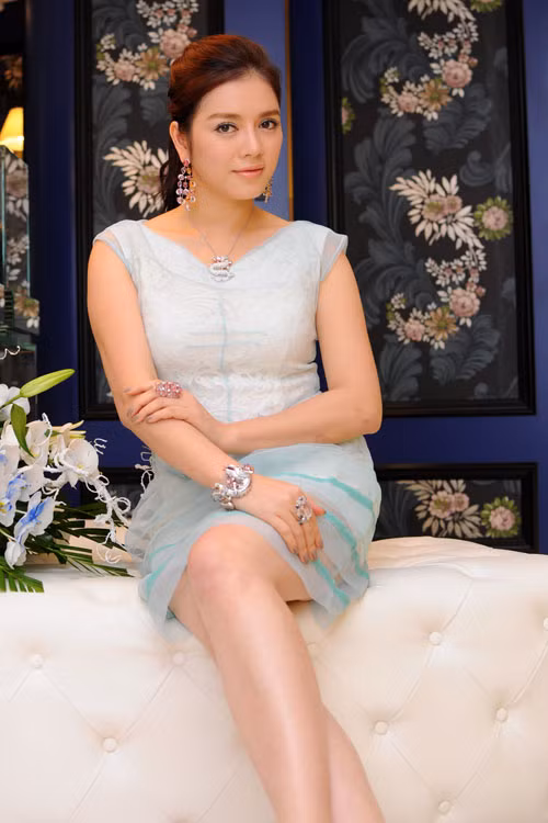 Chiếc nhẫn kim cương hình rắn hơn 10 tỷ đồng, Lỹ Nhã Kỳ mang trên tay trong triển lãm kim cương tại TP HCM năm 2012. Ảnh: Zing.