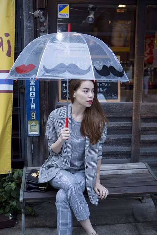 Năm 2015, Hồ Ngọc Hà gây chú ý với chiếc nhẫn kim cương ở ngón áp út tay trái khi đi dạo phố tại Nhật Bản. Ảnh: Khám phá.