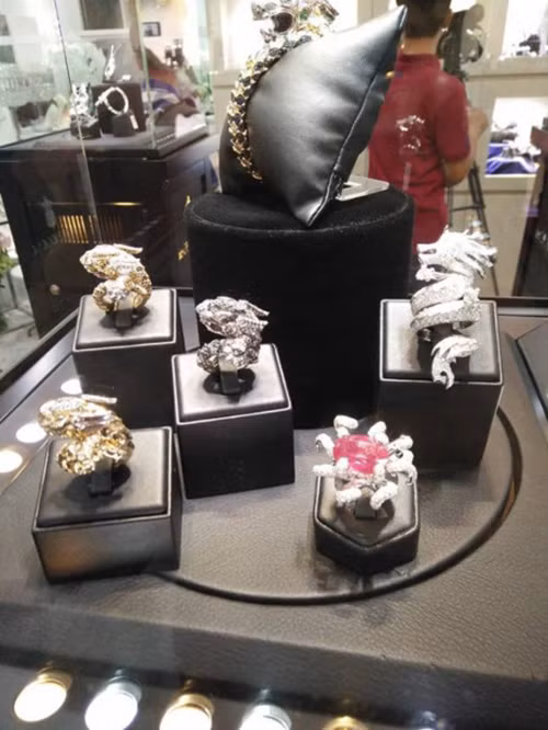 Người đẹp giàu có bậc nhất showbiz Việt có cả một shop kim cương với trị giá gần 1.000 tỷ đồng. Ảnh: Phununews.