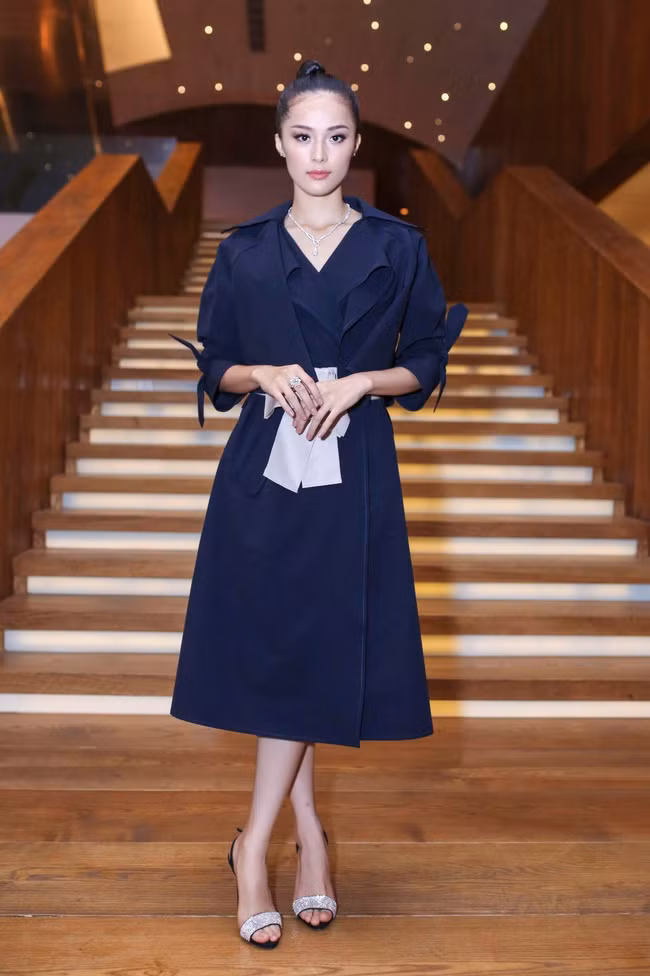 "Cô Tấm" Hạ Vi trở thành tâm điểm chú ý trong một sự kiện thời trang tại TP HCM năm 2016 bộ trang sức kim cương có giá trị lên đến tỷ đồng. Ảnh: Dân Việt.