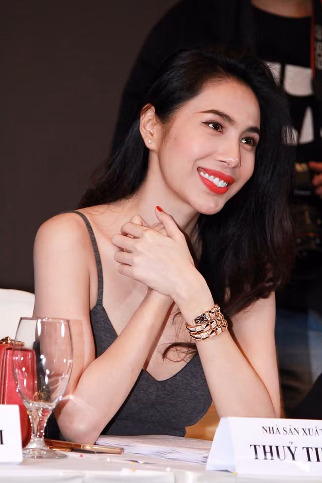 Là một trong những sao Việt chịu khó đầu tư cho diện mạo bằng trang sức đắt tiền, Thủy Tiên từng gây chú ý với đồng hồ vàng đính kim cương có giá 2,7 tỷ đồng trong buổi casting diễn viên cho dự án phim "Điệp vụ 3 Lờ". Ảnh: Zing.