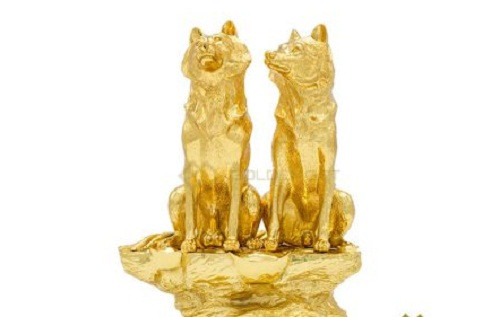 Tượng song khuyển tài lộc được bán với giá 25 triệu đồng. Ảnh: Golden Gift Việt Nam.