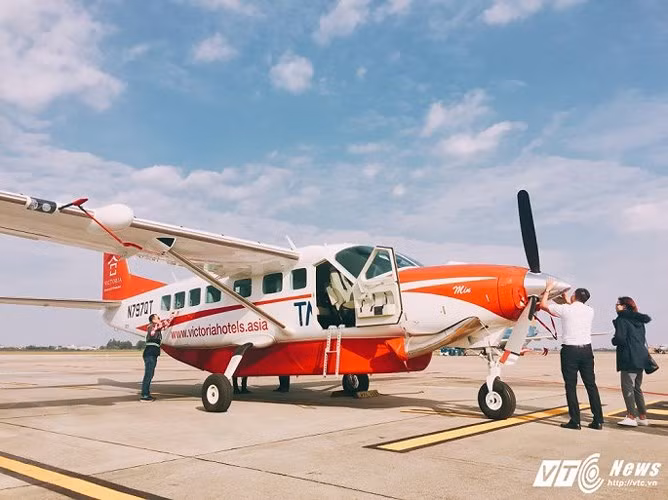 Trước đó, hãng đã nhận bàn giao và đưa vào hoạt động 3 chiếc máy bay tương tự cho chặng bay Hà Nội – vịnh Hạ Long và nhiều đường bay khác.