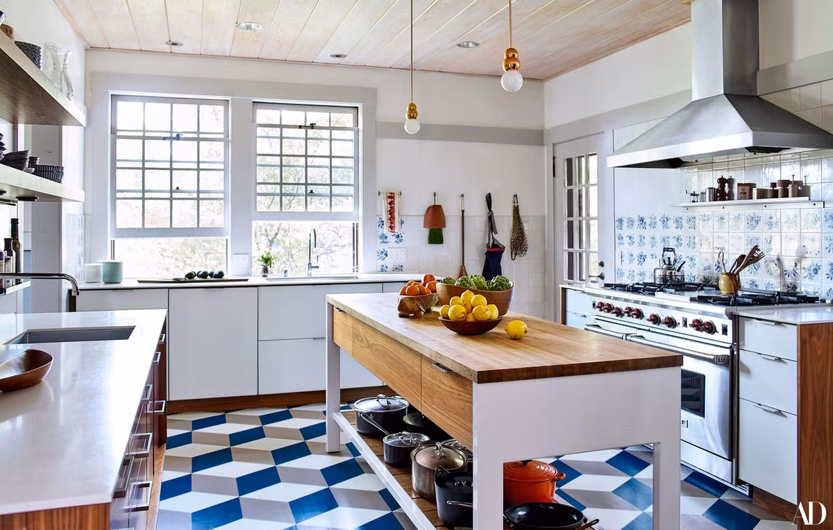 Phòng bếp đẹp tinh tế với gam màu trắng sáng.