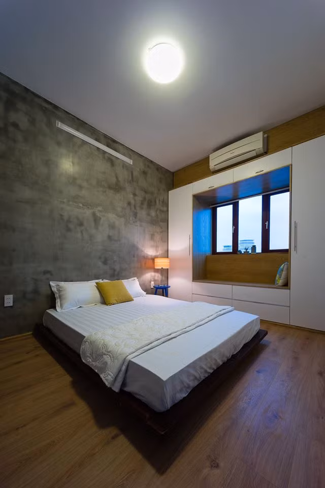 Phòng ngủ với thiết kế tủ âm tường theo xu hướng hiện đại.