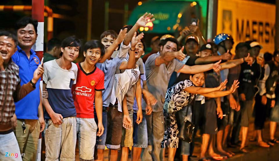 Sau lần thứ 7 xả trạm vì tài xế không chịu mua vé và nhảy xuống xe để lau kính chắn gió, hàng chục người dân vỗ tay và ra hiệu chào tài xế khi các xe chạy ngang qua.