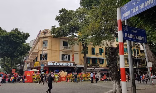 Cửa hàng đầu tiên của McDonald's tại Hà Nội. Ảnh: Hiếu Công.