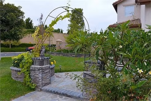 Khu vườn bên trong gần 500m2 tràn ngập màu xanh mướt mắt. Ảnh: Dân Việt.