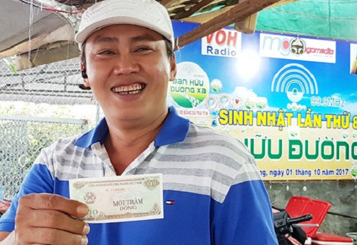 Gần 6 năm nay, Ngân hàng Nhà nước không còn phát hành tiền giấy mệnh giá dưới 5.000 đồng. Vì vậy, việc tìm kiếm tiền mệnh giá nhỏ vô cùng khó khăn, đặc biệt là tiền giấy 100 đồng. Ảnh: Zing.