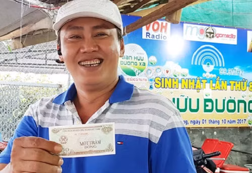 Gần 6 năm nay, Ngân hàng Nhà nước không còn phát hành tiền giấy mệnh giá dưới 5.000 đồng. Vì vậy, việc tìm kiếm tiền mệnh giá nhỏ vô cùng khó khăn, đặc biệt là tiền giấy 100 đồng. Ảnh: Zing.