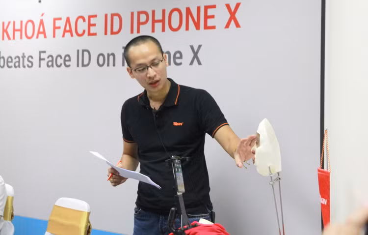 Tuy nhiên, phiên bản đâu tiên phải mất 9-10 giờ để có thể mở khóa iPhone X. Ảnh: Bkav.