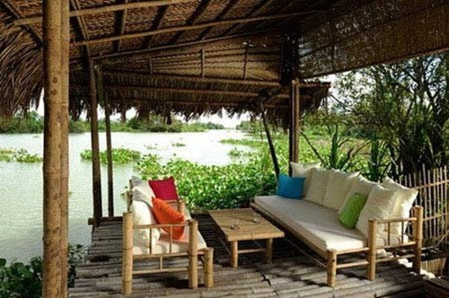 Mái rơm rạ phù hợp với thời tiết nóng ẩm, mưa nhiều ở Việt Nam. Ảnh: Wall Street Journal.