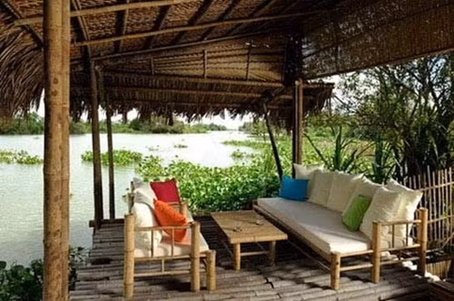 Mái rơm rạ phù hợp với thời tiết nóng ẩm, mưa nhiều ở Việt Nam. Ảnh: Wall Street Journal.