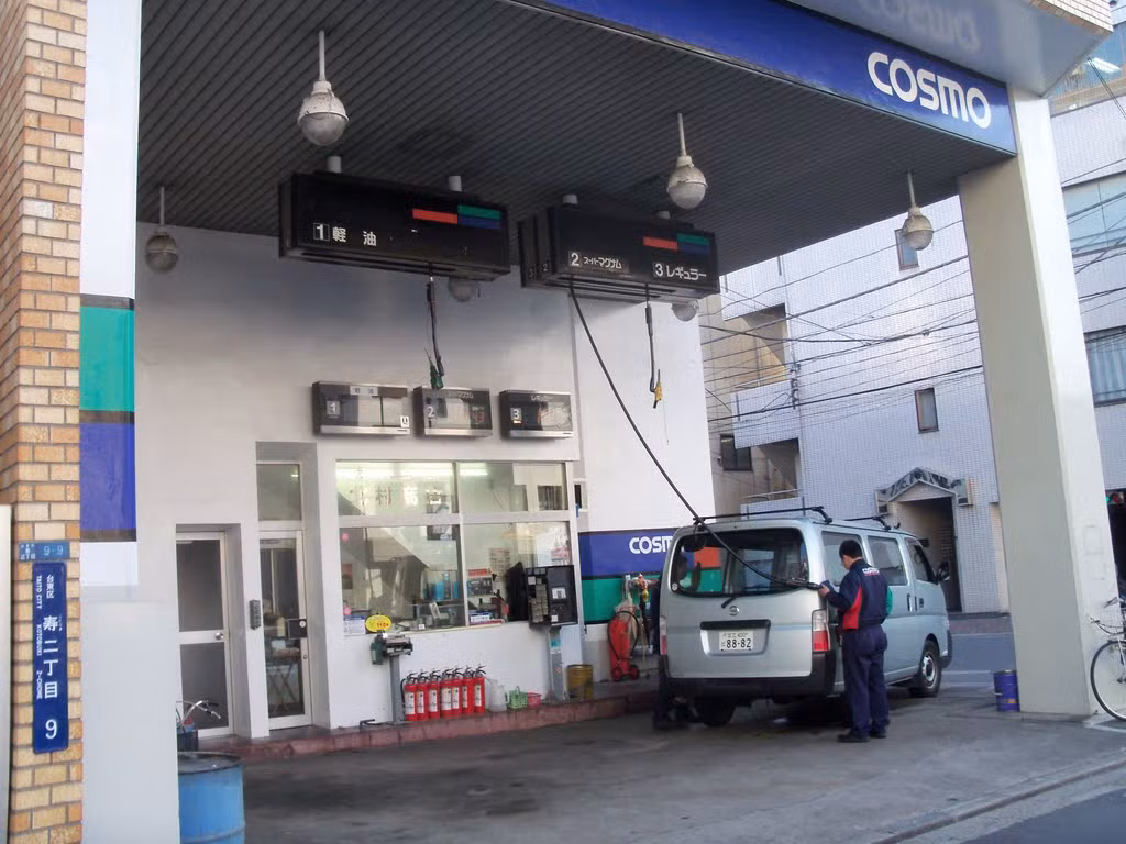 Thậm chí, các nhân viên sẵn sàng vứt rác trên xe cho khách khi nhìn thấy. Ảnh: Panoramio.