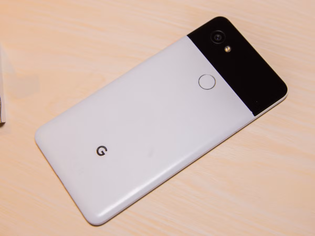 Mặt sau máy cũng sở hữu một lớp kính, phần còn lại sử dụng chất liệu là nhôm. Khả năng chống chịu nước đạt tiêu chuẩn IP67. Ảnh: Arstechnica.