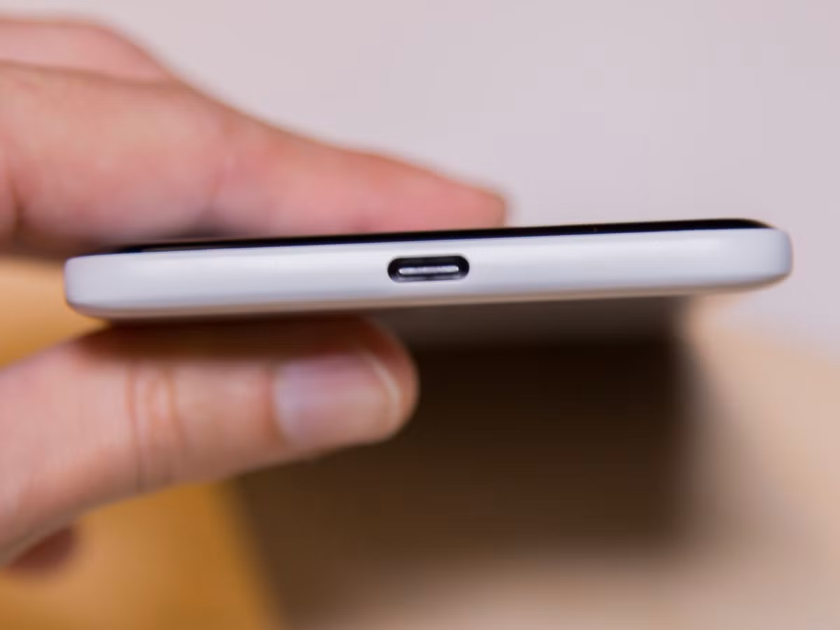 Google Pixel 2 Xl có giá 850 USD (khoảng 19,3 triệu đồng) cho bản 64 GB và 950 USD (khoảng 21,6 triệu đồng) với dung lượng 128 GB. Máy chỉ có 2 màu là đen và đen-trắng. Ảnh: Arstechnica.