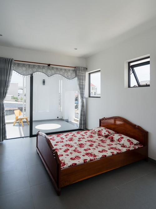 Phòng ngủ chan hòa ánh nắng. Ảnh: Quang Trần.