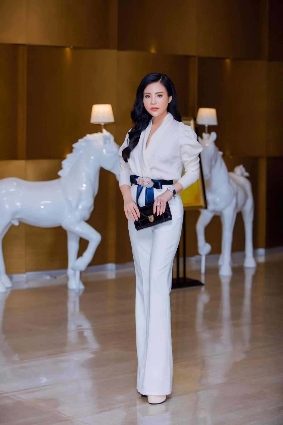 Giày và vòng tay của bà Trang cũng là thương hiệu lớn có giá trị hàng chục triệu đồng. Ảnh: Dân Việt.