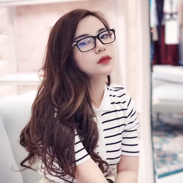 Chiếc kính bà Trang đeo cũng có giá hơn 30 triệu đồng. Ảnh: Khám phá.