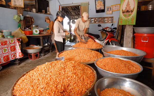 Những ngày cuối năm là giai đoạn nhộn nhịp nhất của bà con nơi đây. Các cơ sở chế biến tôm tấp nập công nhân làm việc. Ảnh: Zing.