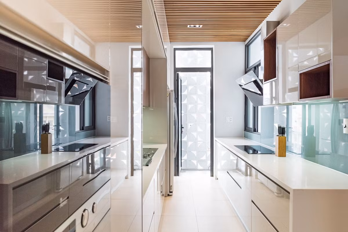 Khu vực bếp với tông màu trắng đẹp như mơ.