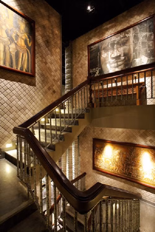 Cầu thang được chạm khắc tinh xảo. Ảnh: Zing.