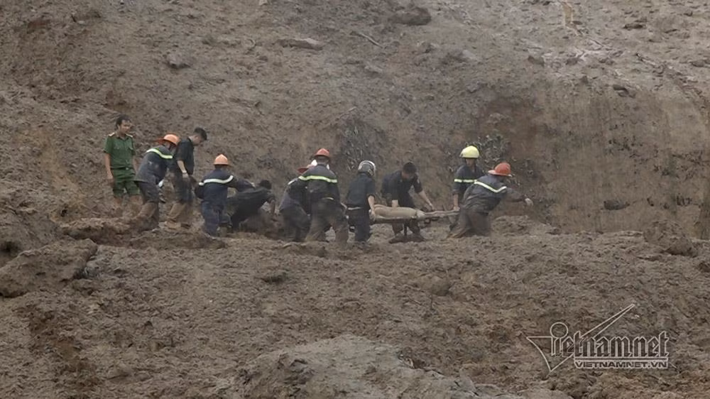 Sat lo o Hoa Binh: Tim thay thi the me om chat con trai-Hinh-2